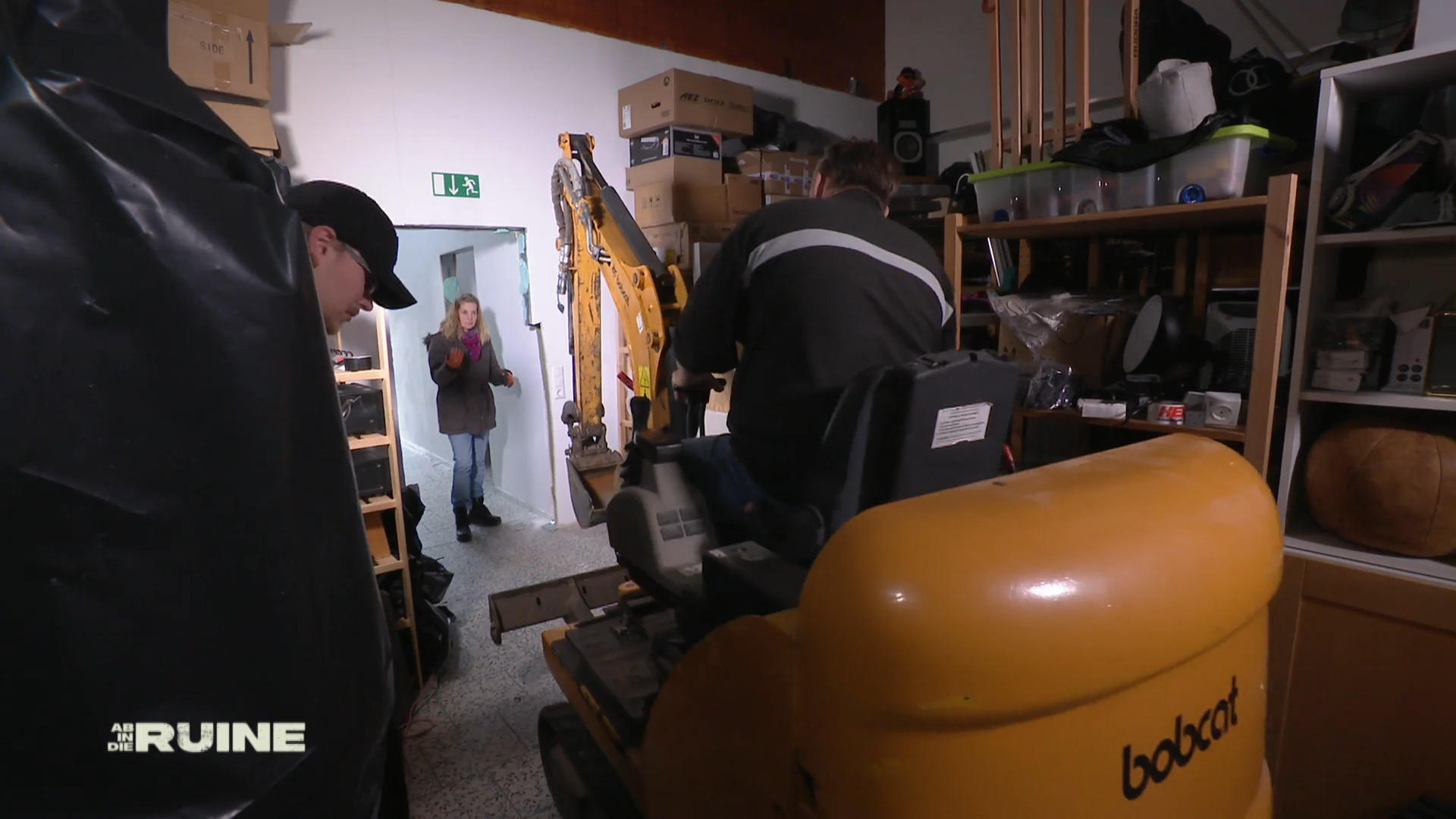 Bagger in der Sackgasse: Jetzt muss die Wand dran glauben