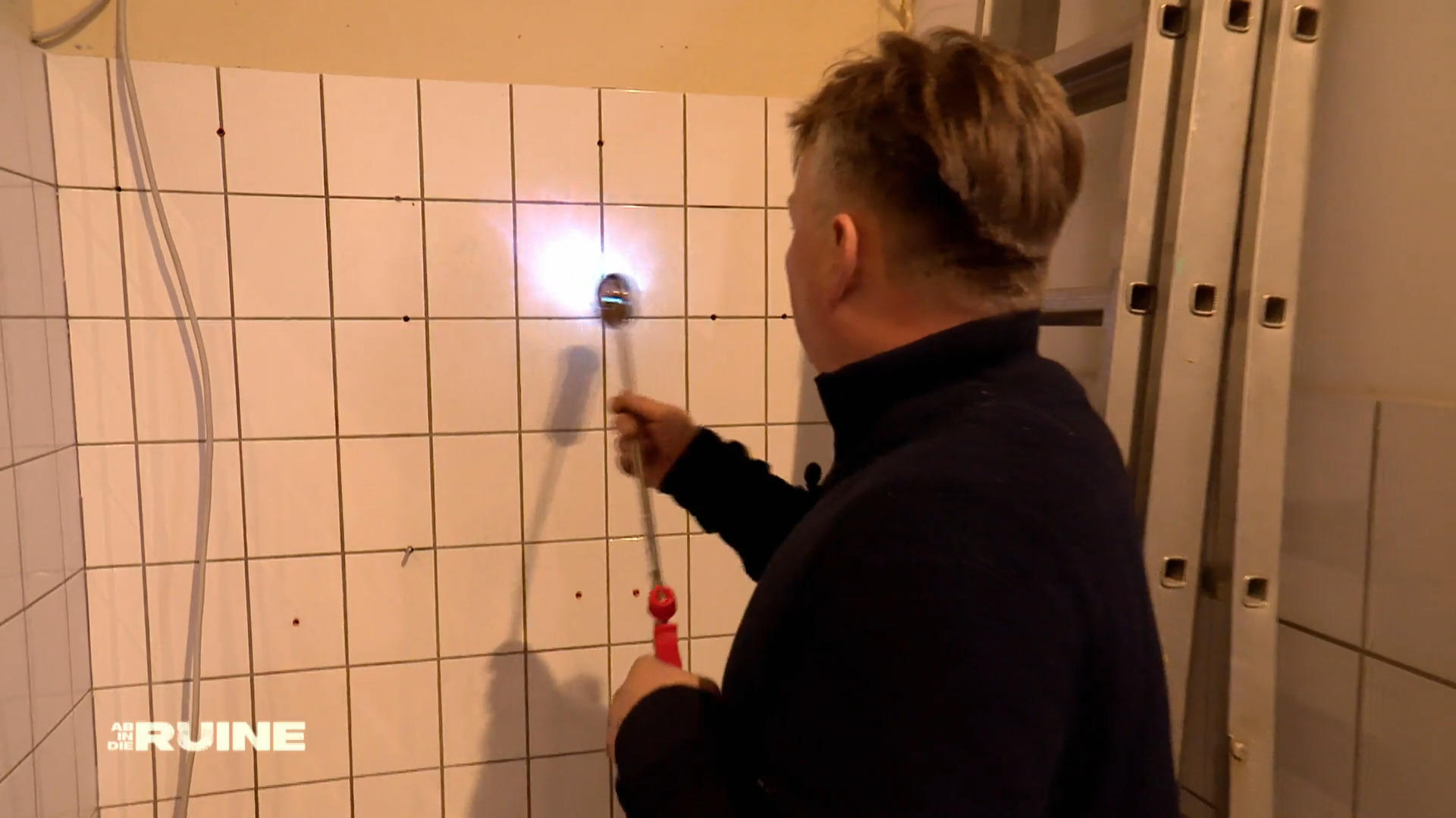 Artur und Steffi rücken den Fliesen mit dem Flammenwerfer zu Leibe