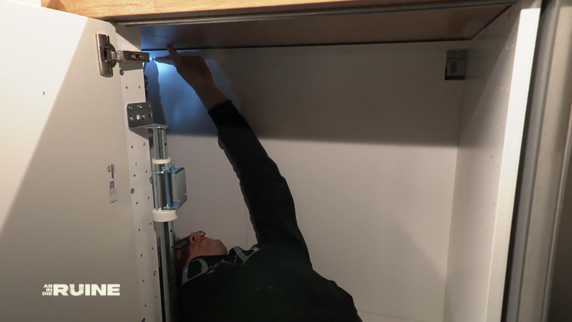 Feierabend auf der Couch? Nein, unter der Spüle