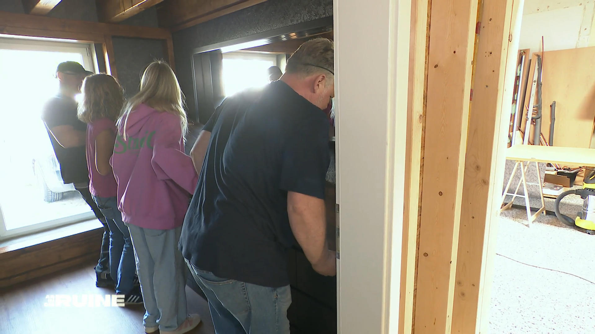 "Arbeitsplatte" im Bad: Schwerstarbeit für alle vier