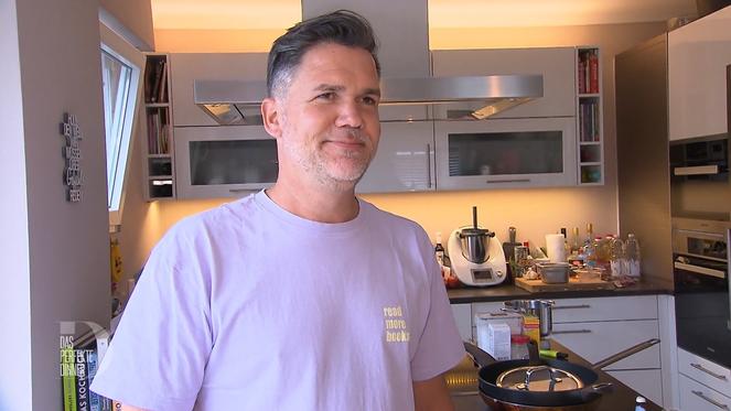 Kolja lebt beim Kochen seine kreative Ader aus