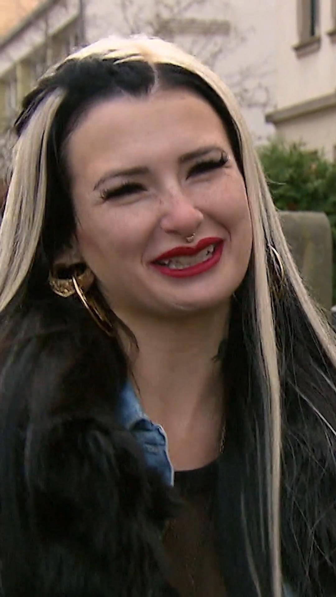 Dino-Fan mit XXL-Nägeln