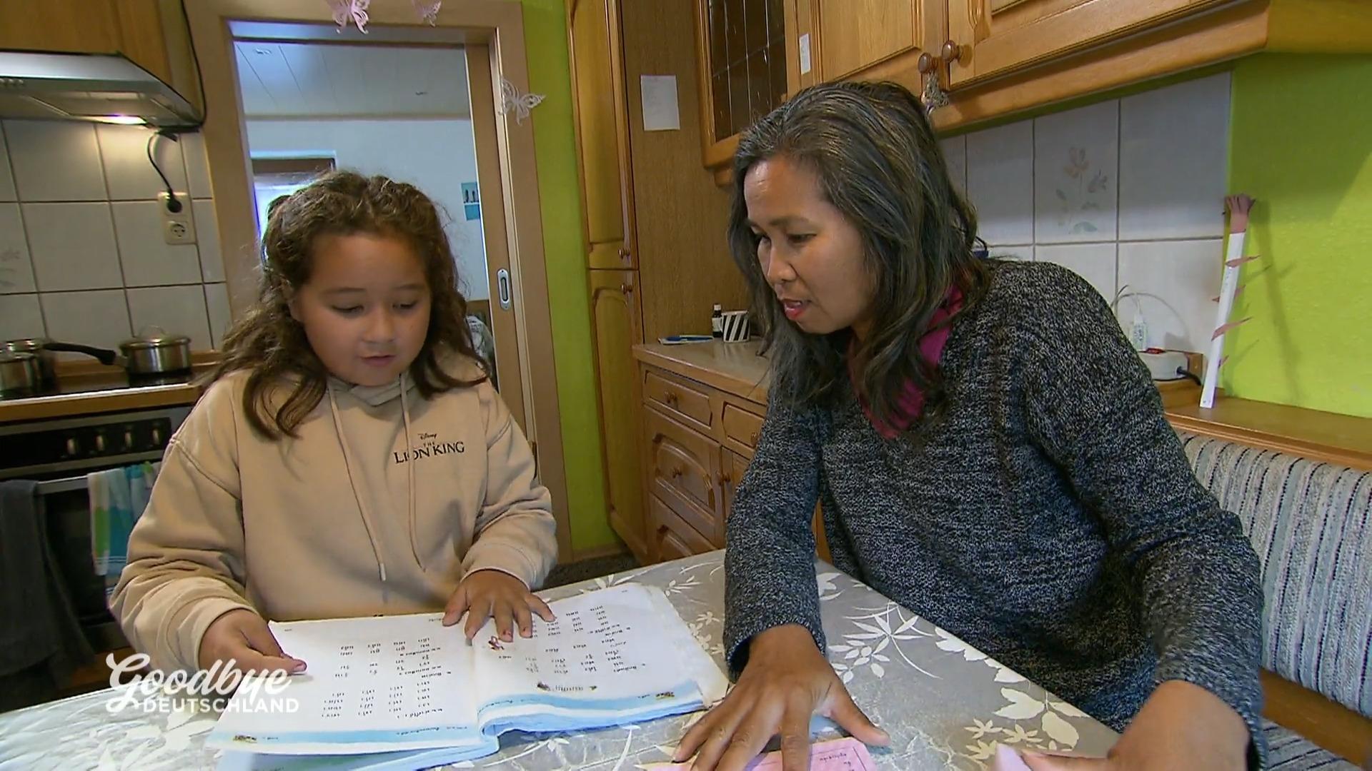 Serafina lernt auf Deutsch und Thai