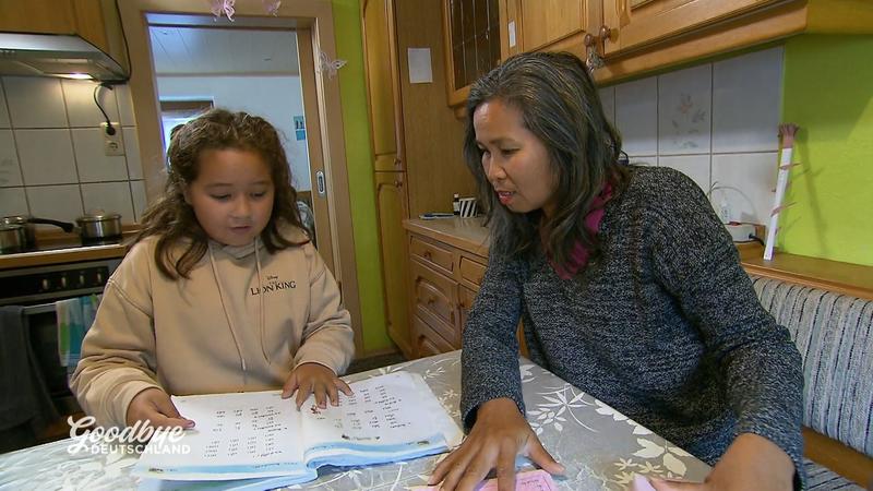 Serafina lernt auf Deutsch und Thai