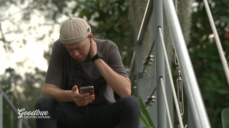 Matthias steht seiner Mutter bei