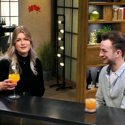 Amira setzt ihrem Date die Pistole auf die Brust! 