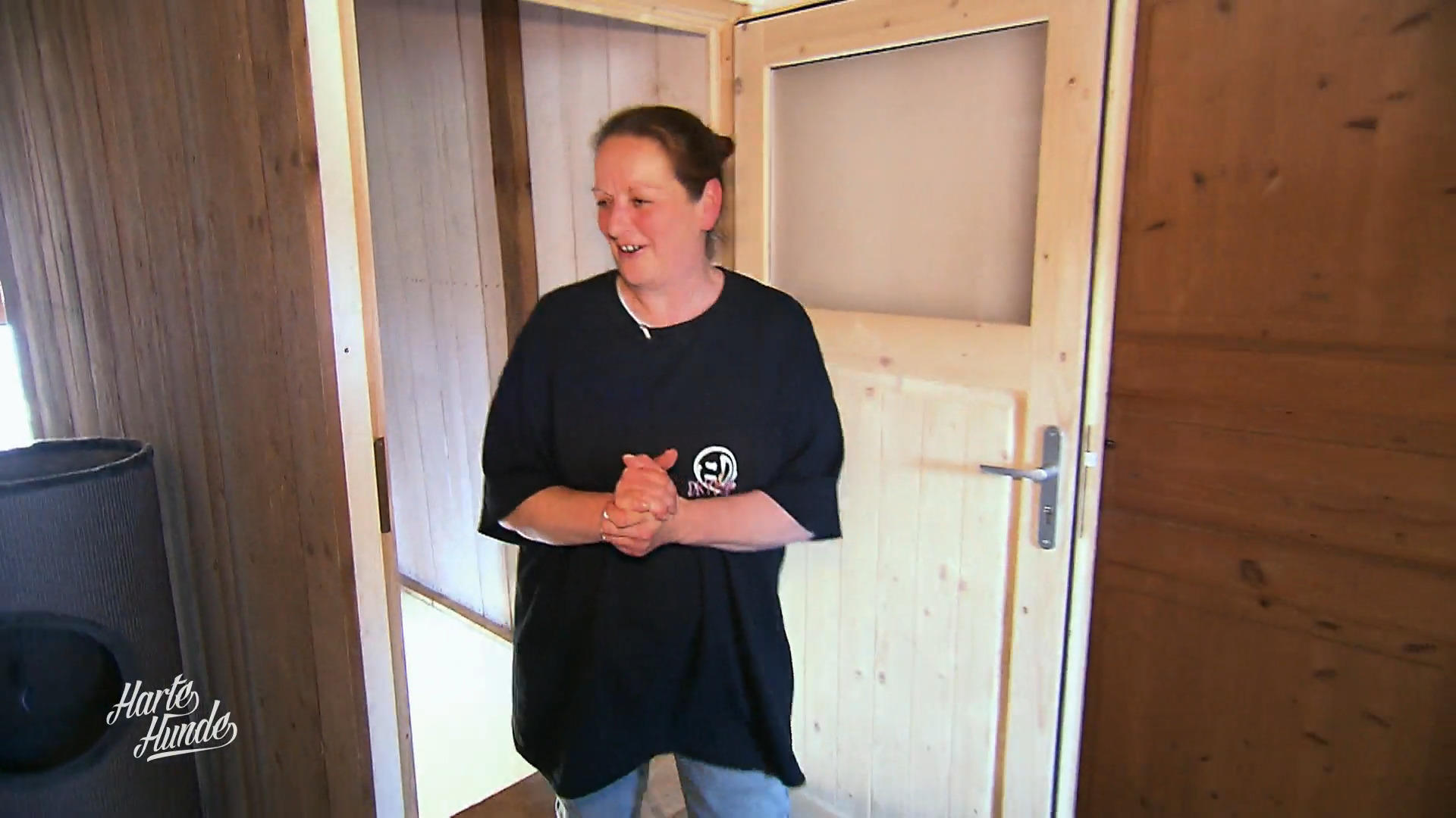 Simone sieht den neuen Katzenraum