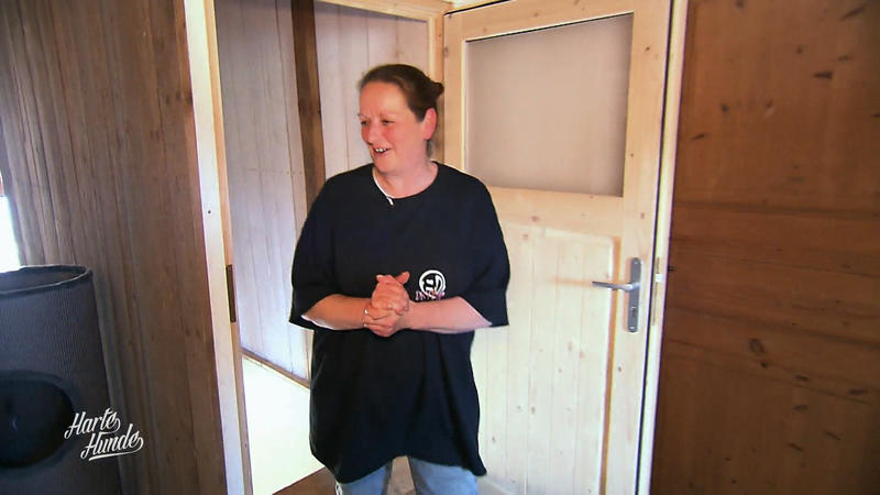 Simone sieht den neuen Katzenraum