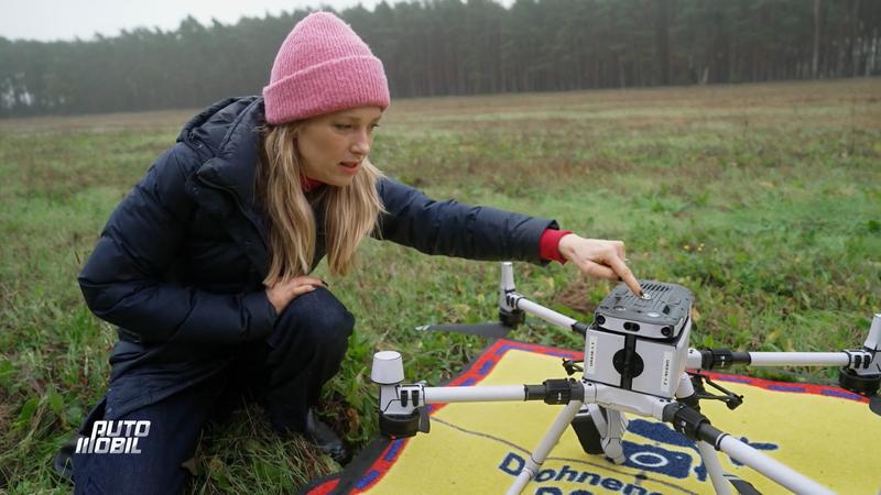 Anni Dunkelmann beim Drohnen-Check