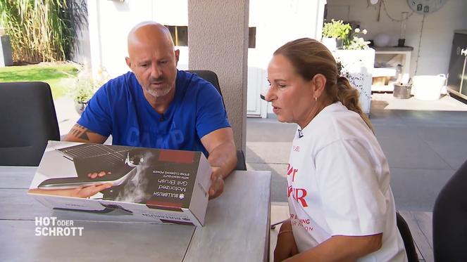 Nicole und Detlef geraten an eine groteske Grillbürste