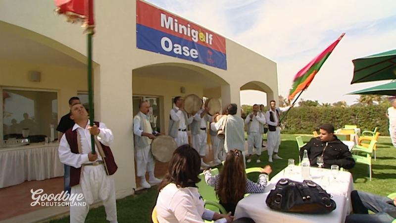 Markus und Gisela eröffnen ihre Minigolf-Anlage