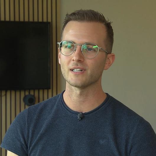  Basti geht sein Dinner souverän an - aber ein Mitbewohner hat etwas dagegen