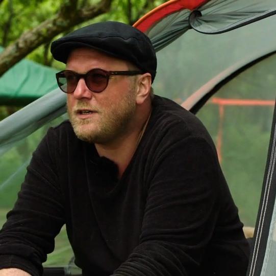 Max Strohe staunt über seine Originalküche