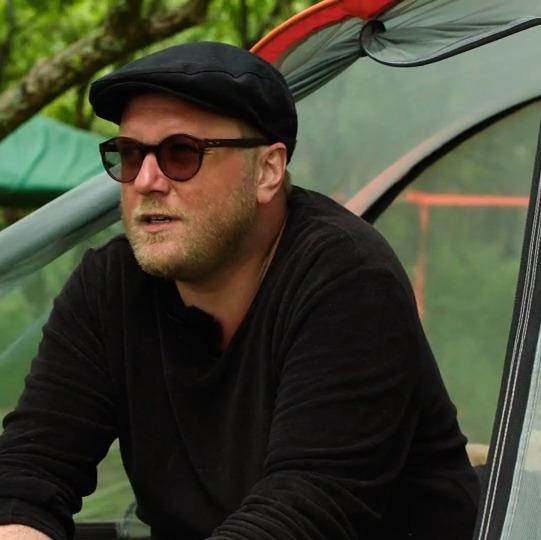 Max Strohe staunt über seine Originalküche