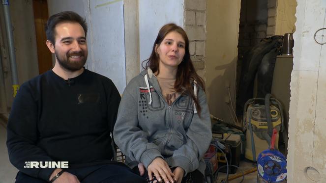 Sarahs und Kevins Enthusiasmus wird durch ein Loch im Boden ausgebremst