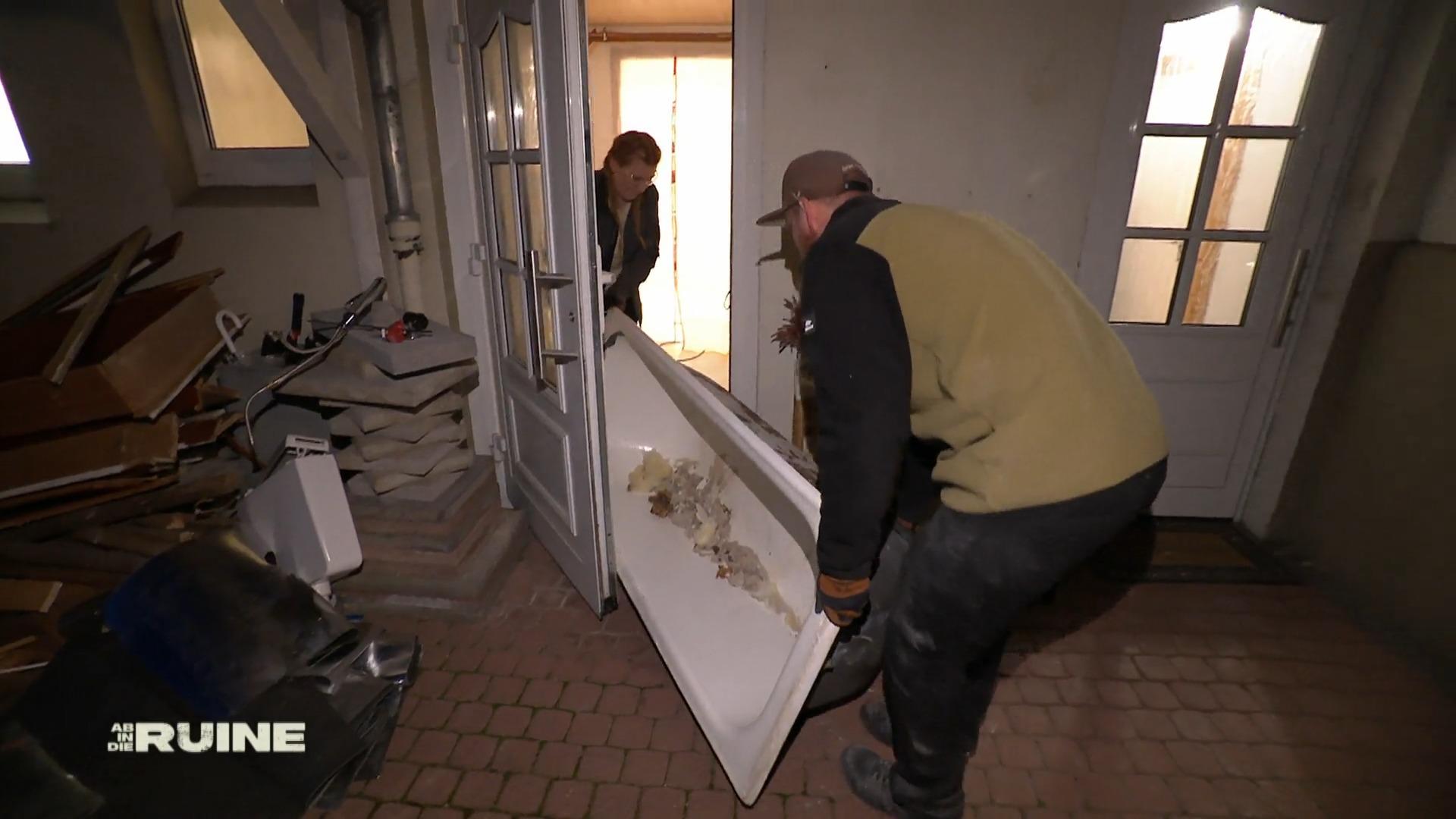 Badewanne verlangt ihnen einiges ab