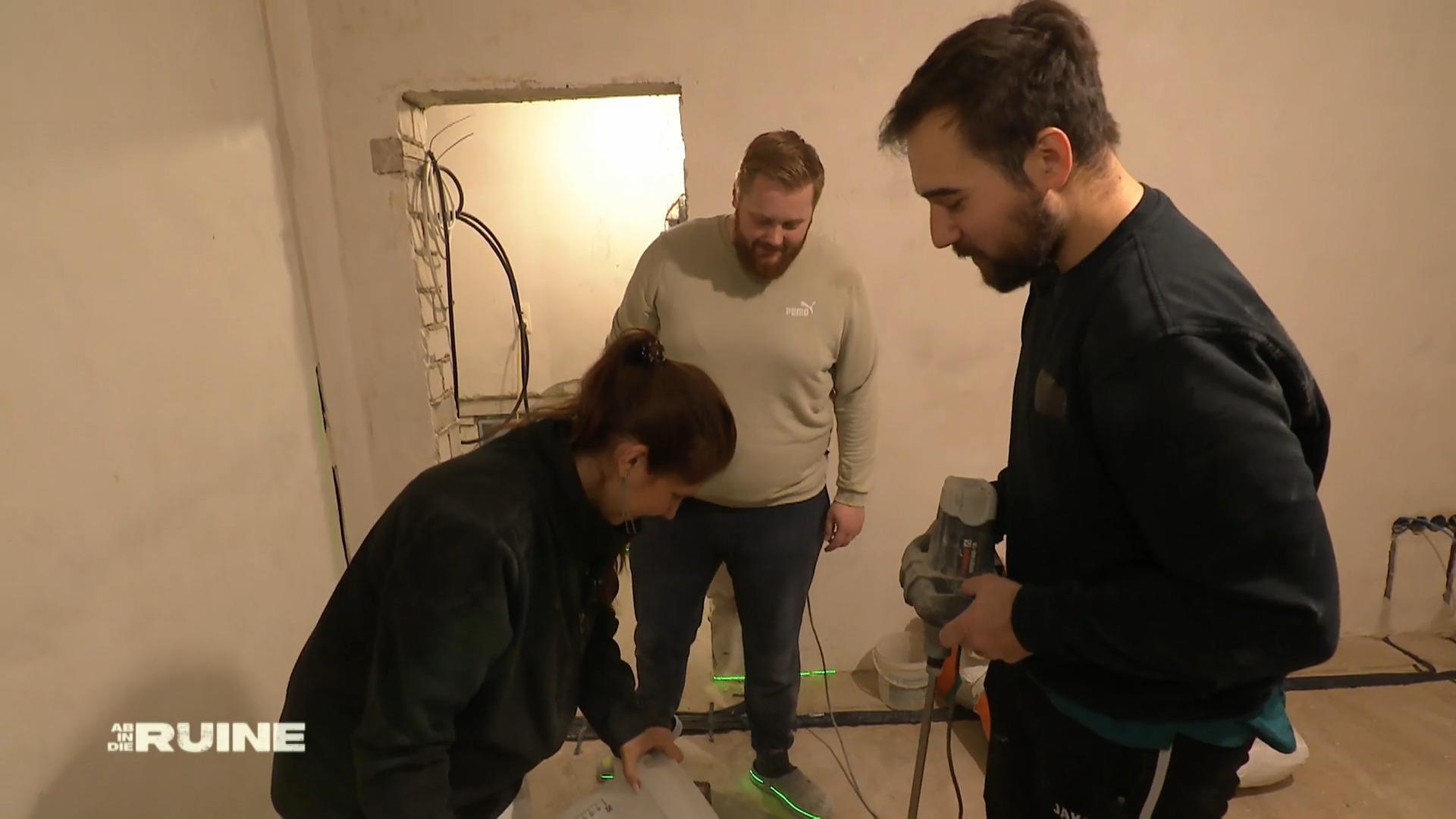 Kevin, Sarah und Andreas legen das Fundament