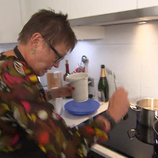 Gastgeberin Alida schmeißt mit Geschirr um sich