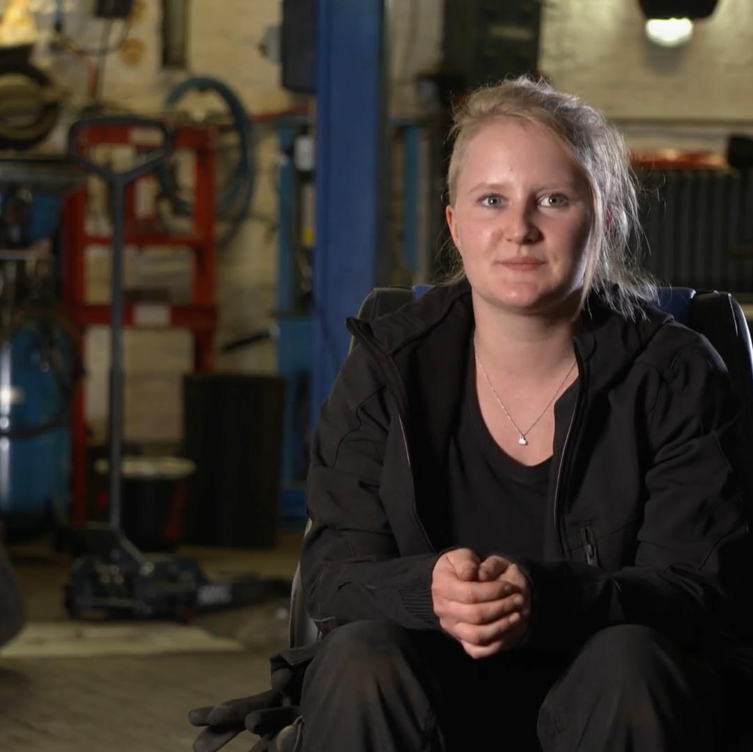 Pauline arbeitet an ihrem VW Sirocco