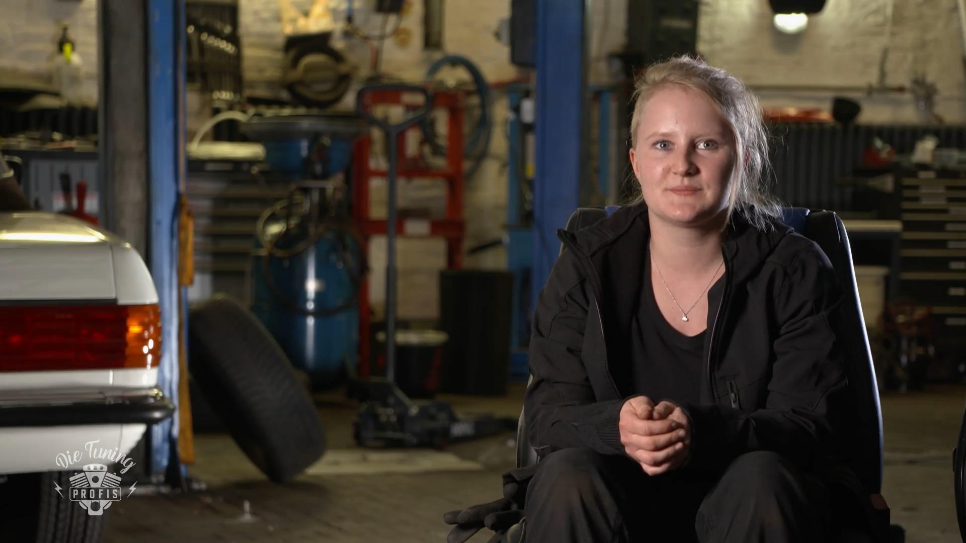 Pauline arbeitet an ihrem VW Sirocco