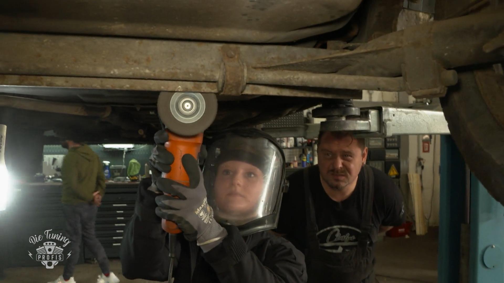 Paulina schraubt mit den Tuning Profis