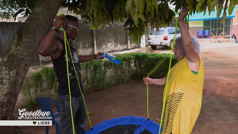 Schaukel-Aufbau für Ugos Familie in Nigeria