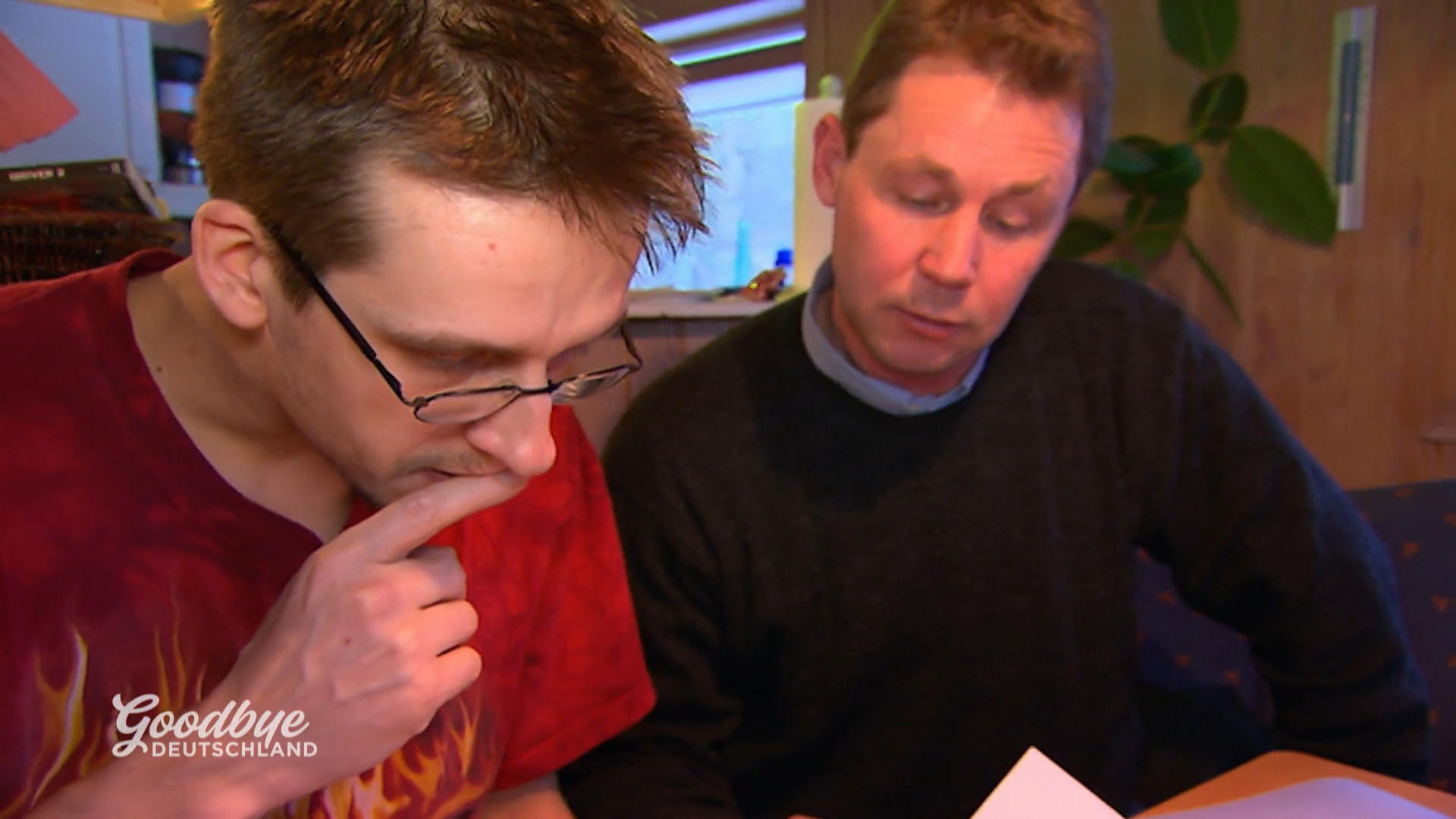 Vermieter Allan hilft Andreas bei der Anmeldung