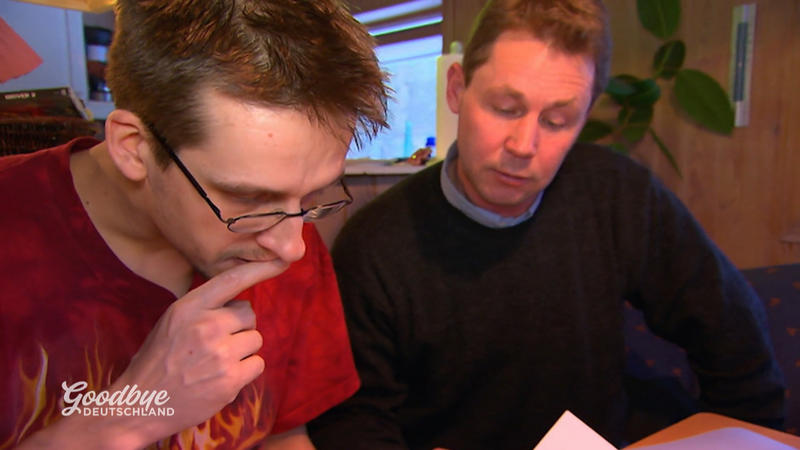 Vermieter Allan hilft Andreas bei der Anmeldung