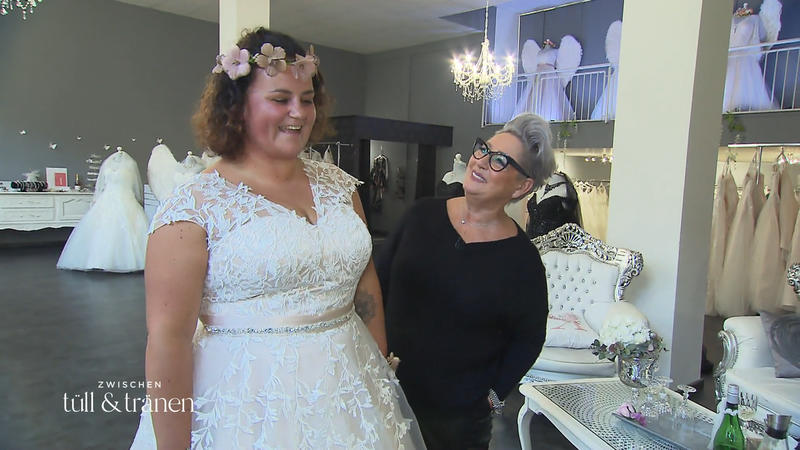 Jenny ist positiv überrascht vom Brautkleid
