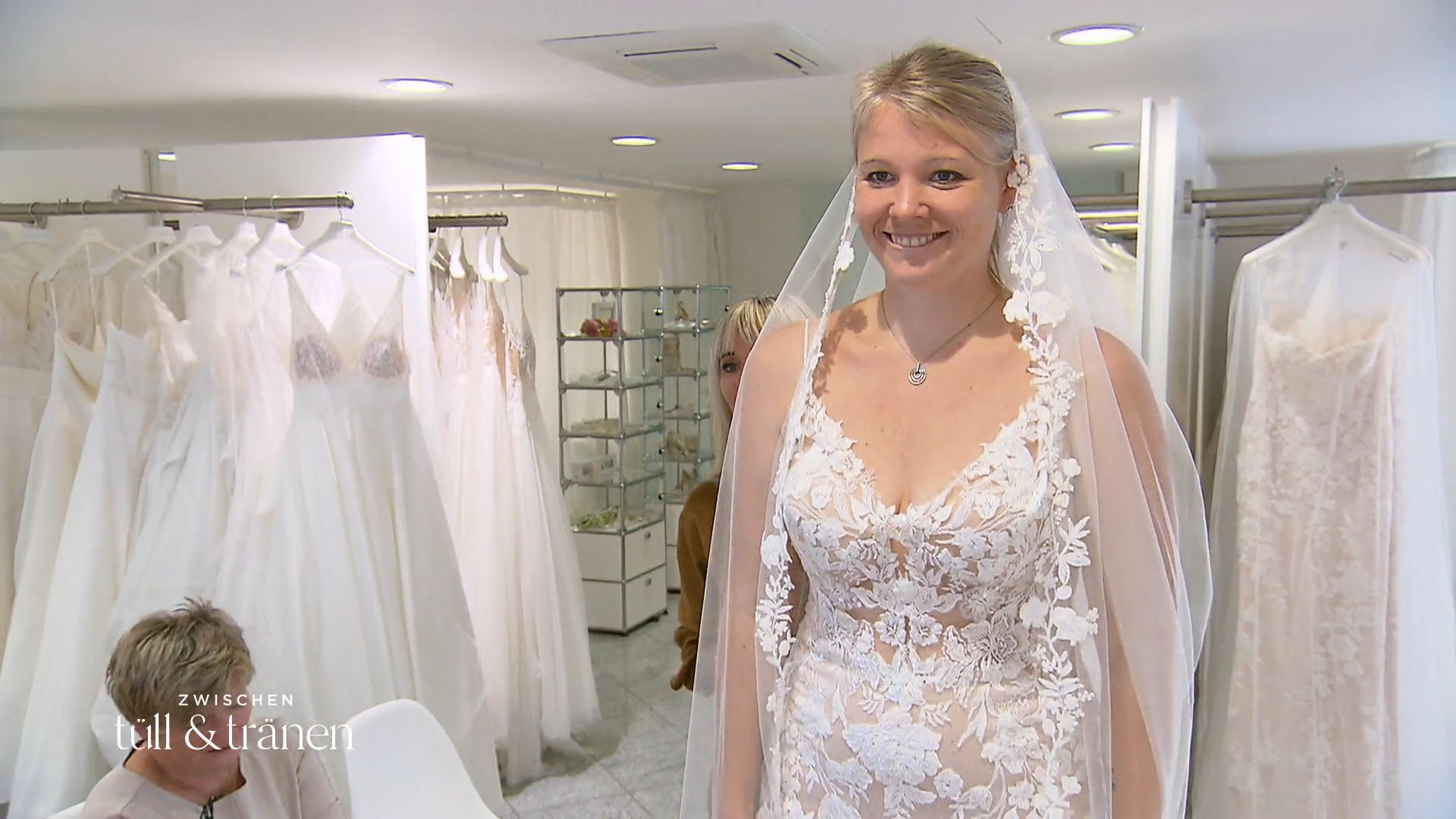 Zündet bei Mara der Traumkleid-Funke?