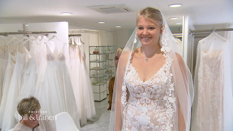 Zündet bei Mara der Traumkleid-Funke?