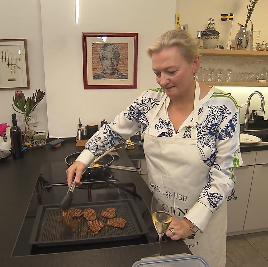 Annika steht in der Küche - und übernimmt dennoch gleich die Führung