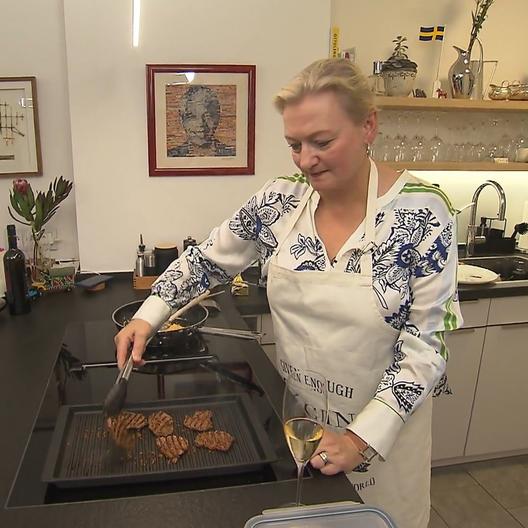 Annika steht in der Küche - und übernimmt dennoch gleich die Führung