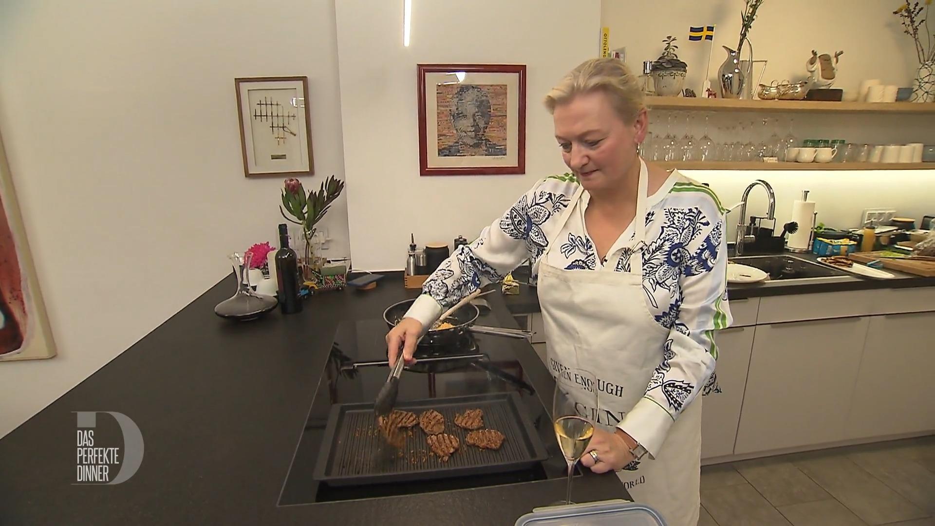 Annika steht in der Küche - und übernimmt dennoch gleich die Führung