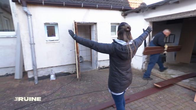 Karo und Tim wollen aus dem Innenhof ein Wohnzimmer machen