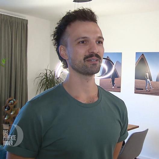 Lukas findet sich witzig und findet es wichtig, sich selbst lustig zu finden