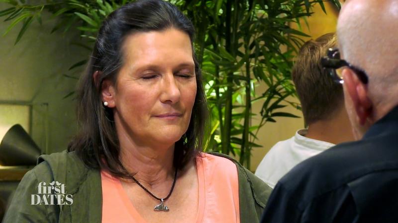 Manuela meditiert plötzlich am Tisch