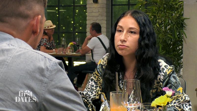 Angelina ist von Timos Tattoos geflasht