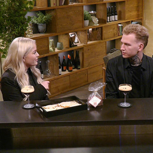 Single Nathalie gibt ihrem Date erst einmal Grammatik-Nachhilfe