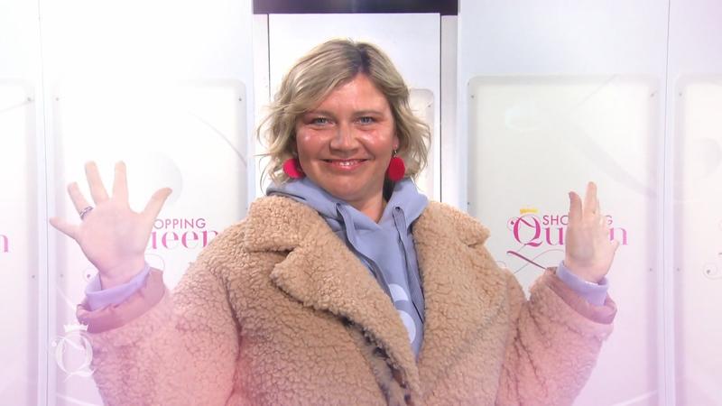 Sandra setzt auf hellblauen Hoodie