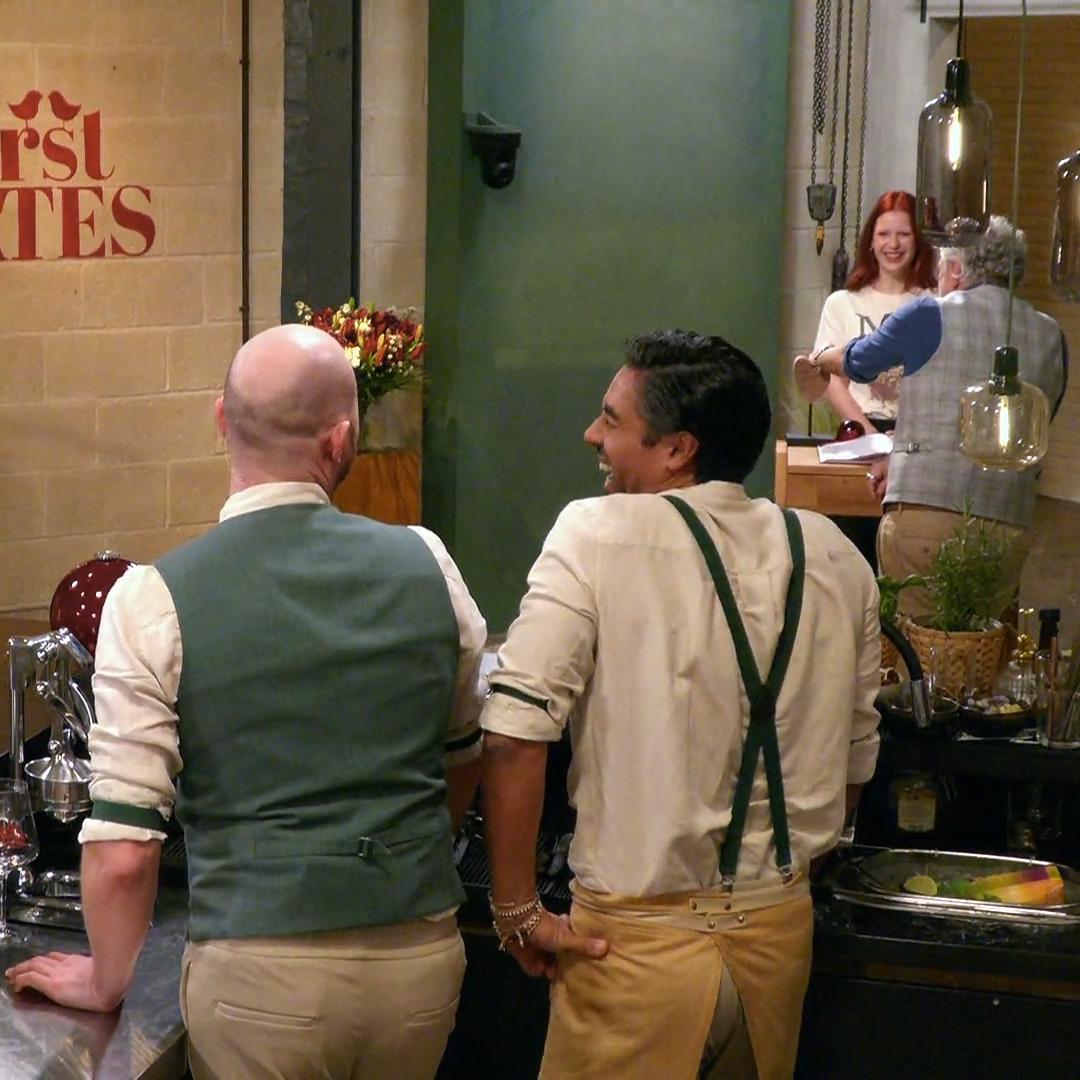 Fenna sorgt für Heiterkeit im Restaurant