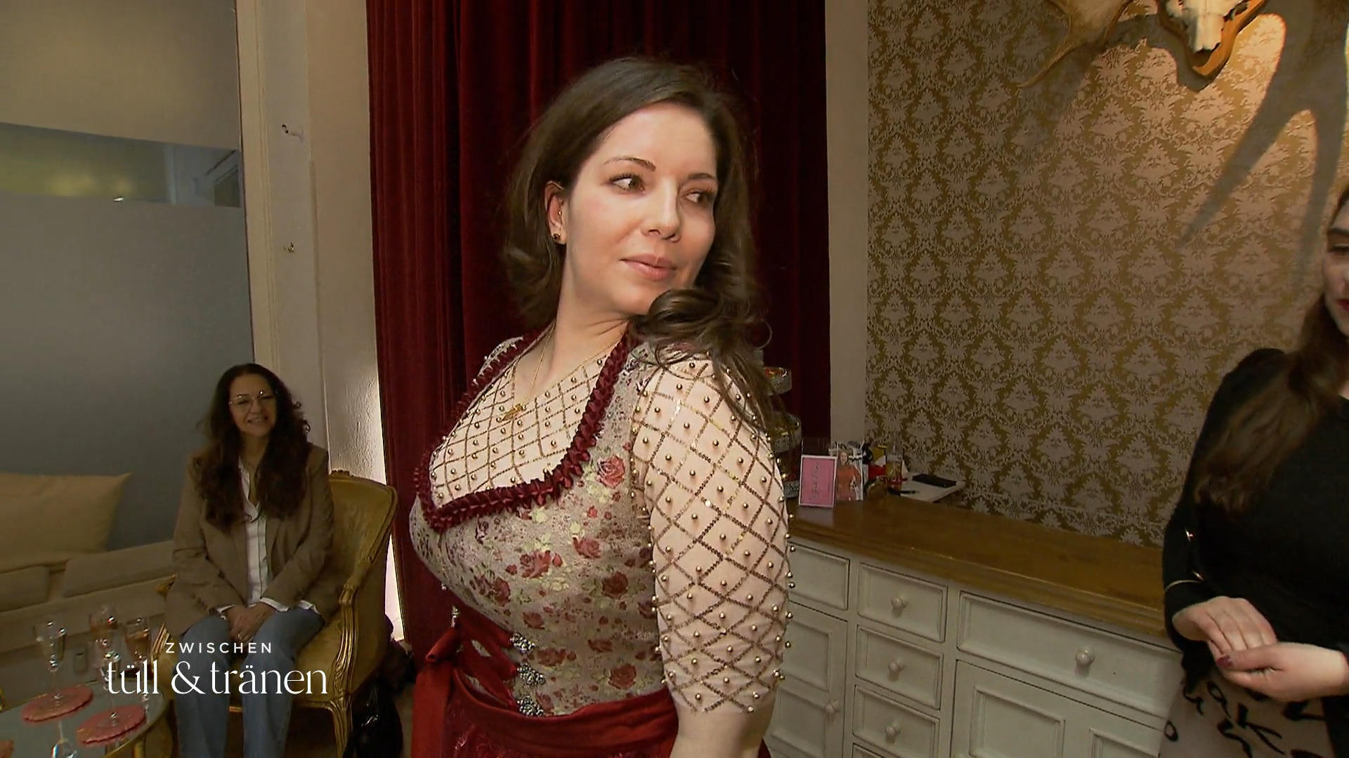 Dirndl sitzt – aber die Bluse stört