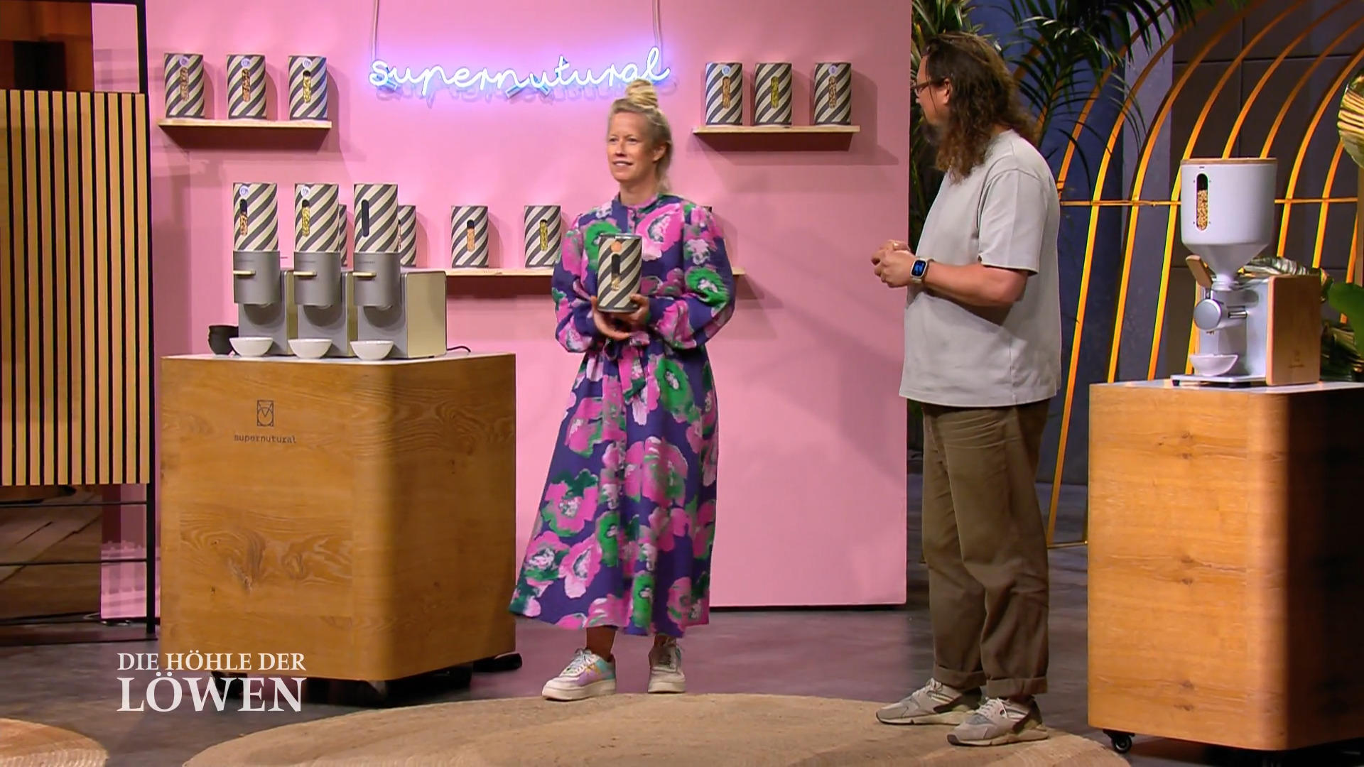 Nusscreme frisch gepresst aus der Maschine