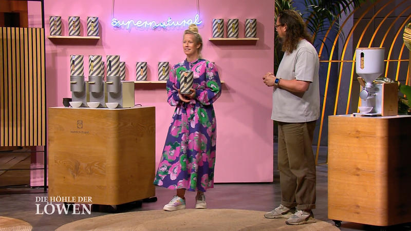 Nusscreme frisch gepresst aus der Maschine