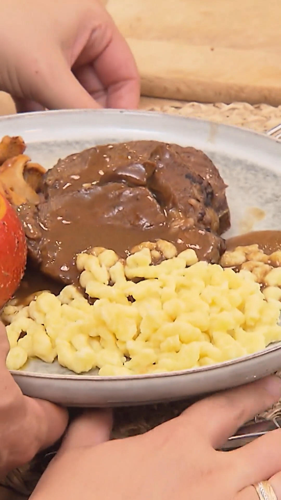 Andreas serviert Käsewähe, Rind & Kaiserschmarrn