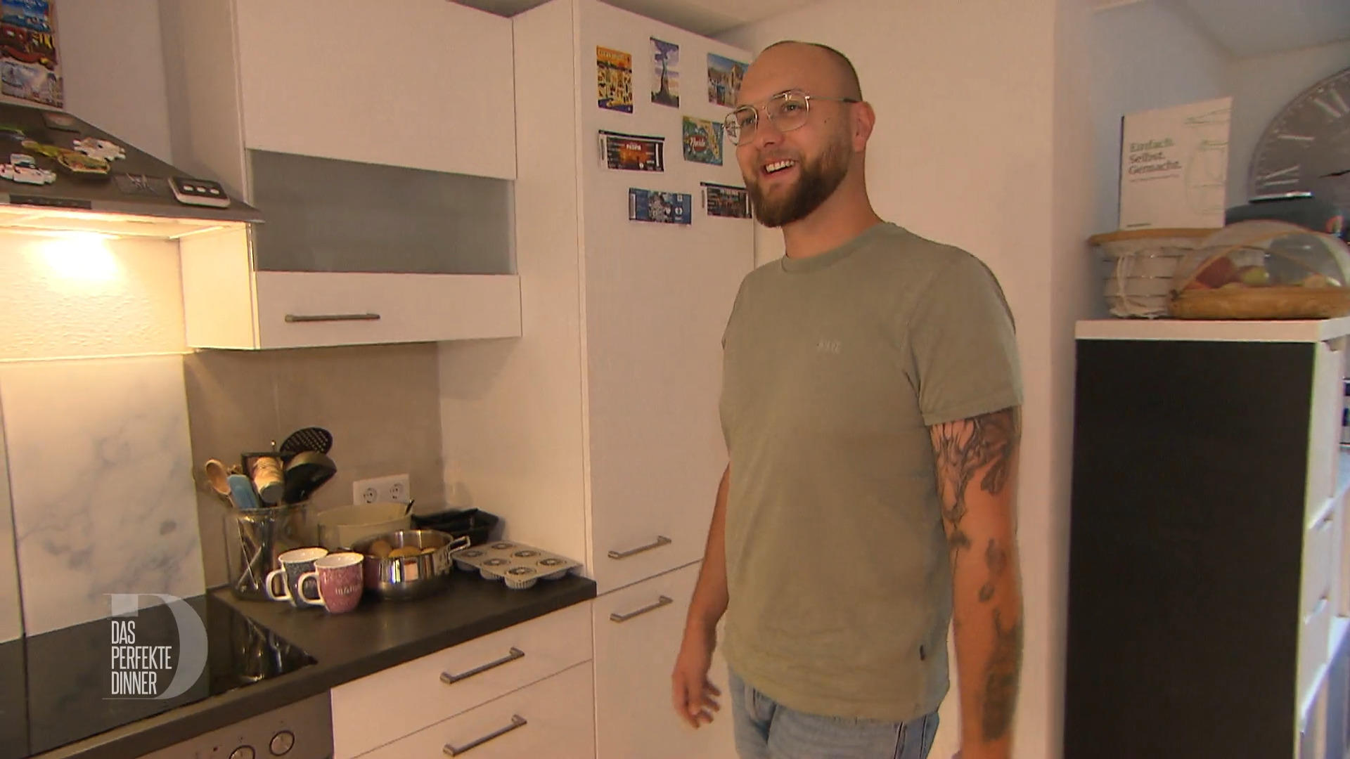 Große Küche, gedeckter Tisch: Ist Luke bereit für seinen Dinner-Abend?