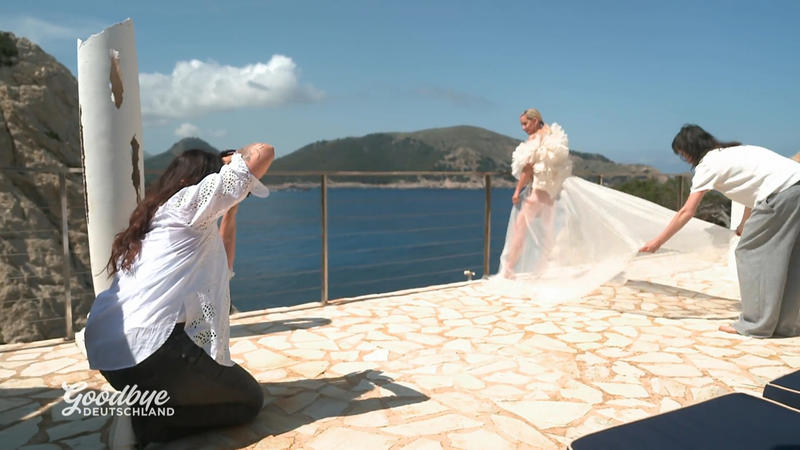 Fünf Monate vor dem Ja-Wort: Peggy steht heute für Braut-Bademode vor der Kamera