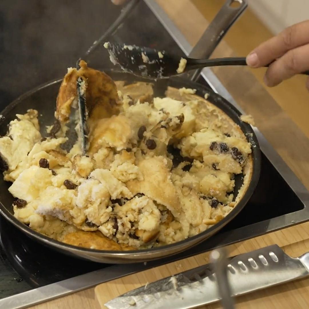 Andreas versemmelt seine Nachspeise