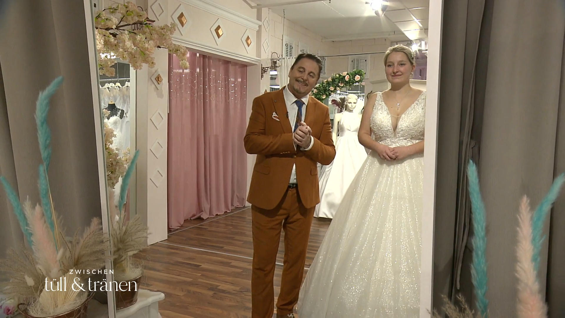 Schlicht, glitzernd, mit Spitze: Gelingt Uwe Herrmann für Amy der perfekte Festzelt-Look?