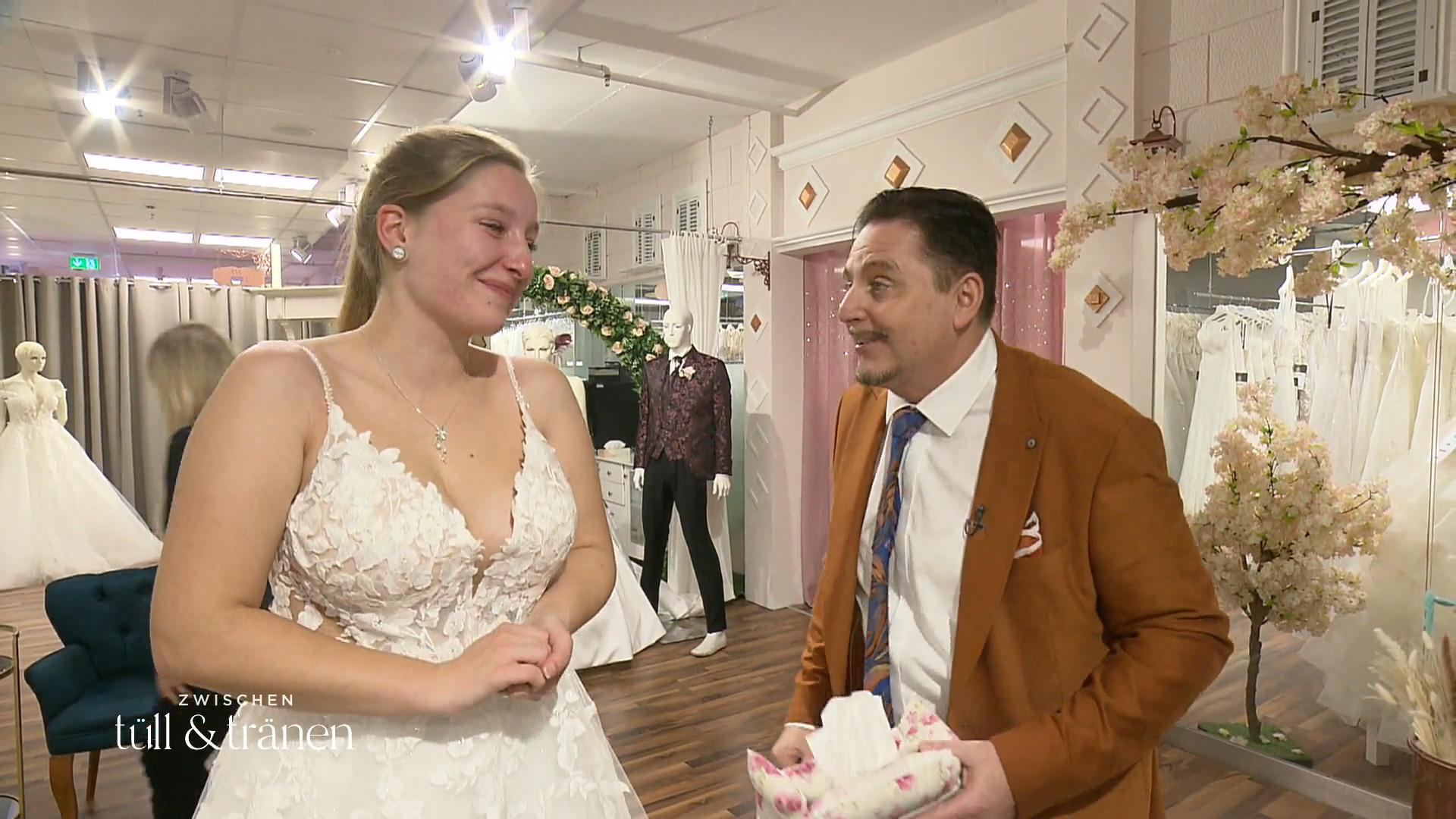 Große Gefühle bei Amy: Hat Uwe Herrmann mit diesem Kleid ins Schwarze getroffen?